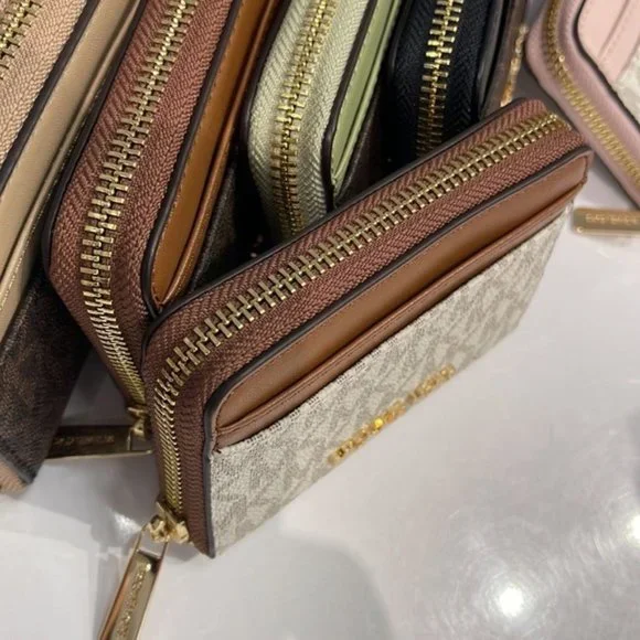 Michael Kors Jet Set Travel Medium Zip Around Card Case Vanilla - Picture 13 of 16